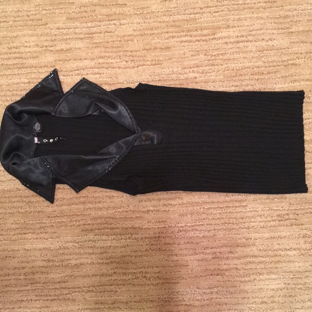 Sleeveless black top w beaded collar